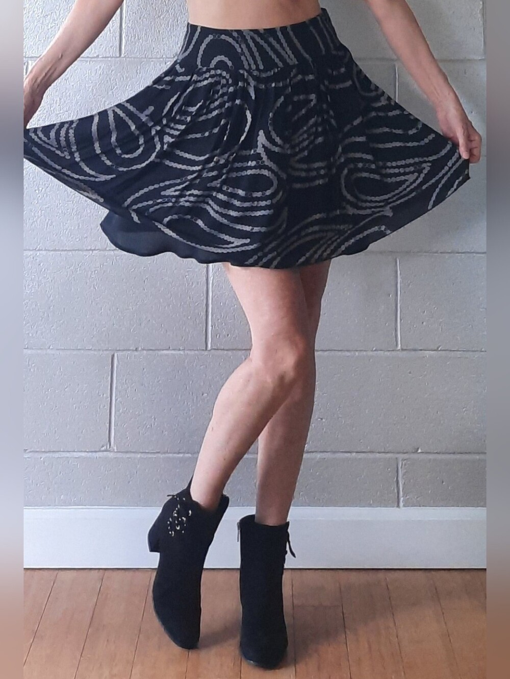 Banana Republic Black Silk Skater Skirt with Gray Swirl Print size 6/8